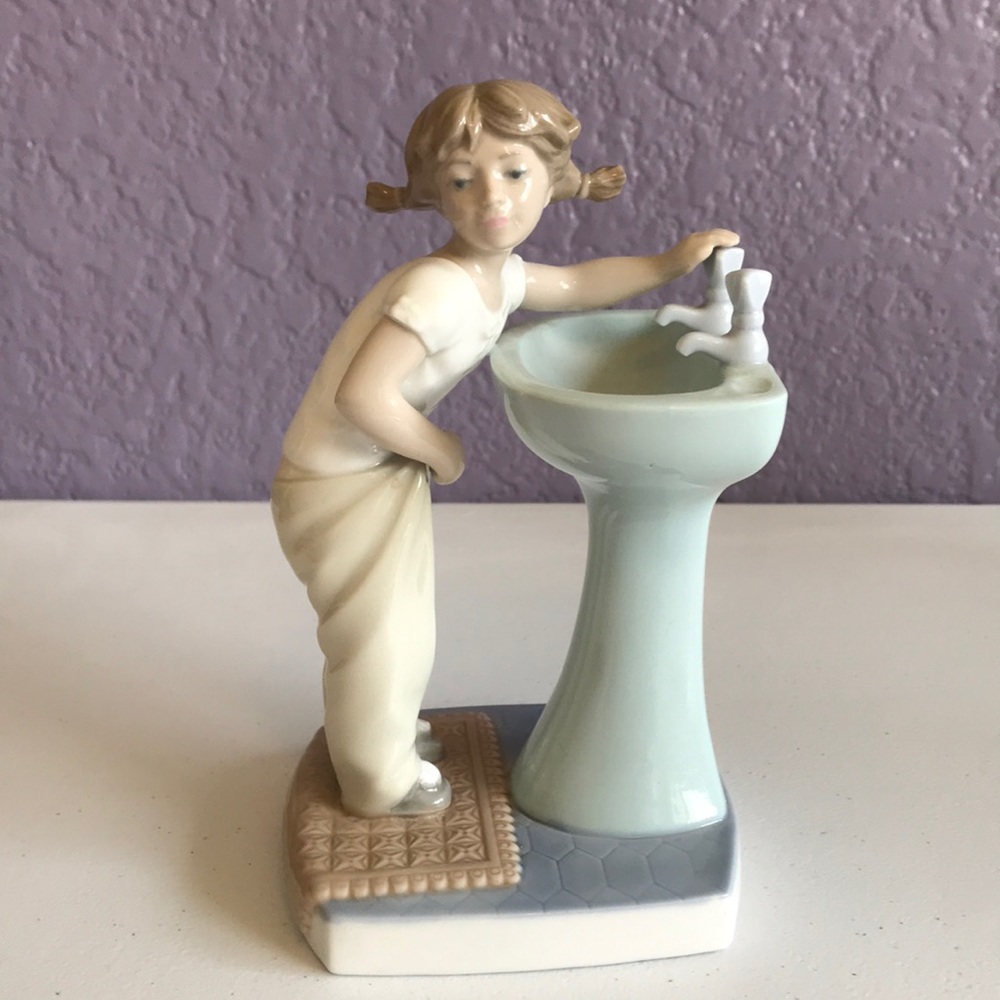 Retired Lladró Clean up Time Sleepy Girl at Sink 4838